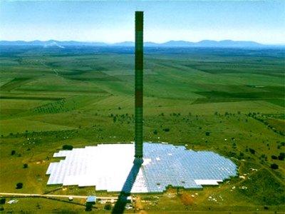 Komin słoneczny Manzanares Prototyp takiej instalacji wybudowany (z aluminium komin i folii tedlarowej lub szkła przykrycie szklarni) w okolicy Manzanares w Hiszpanii przez niemiecką firmę