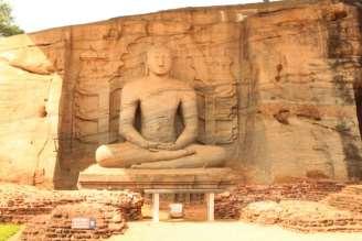 Dzień 3 SIGIRIYA - POLONNARUWA - MINNERIYA - SIGIRIYA (B,-,D) Po śniadaniu, przejedziemy do Polonnaruwa. Polonnaruwa, to była stolica Sri Lanki po upadku królestwa Anuradhapura.