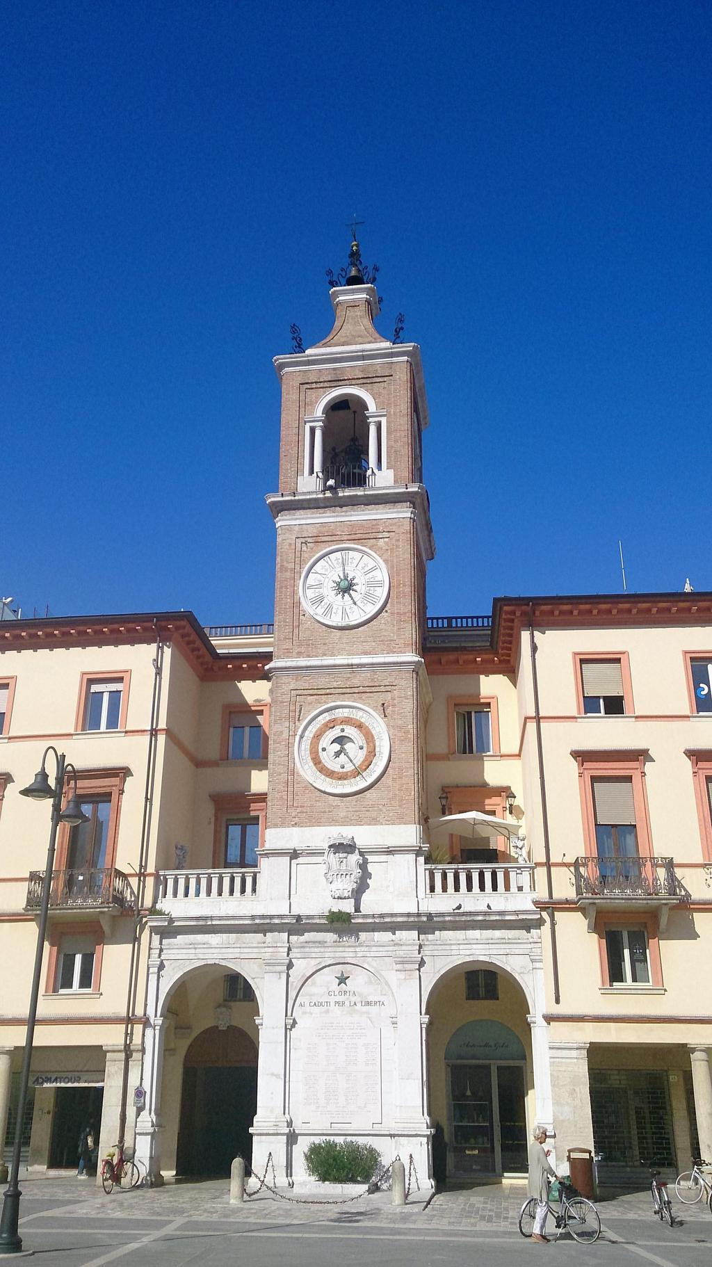 Rimini 12 Piazza Tre Martiri Tre Martiri to nazwa, która łączy trzech partyzantów: Mario Capelli, Luigi Nicolo i Adelio Pagliarini, założona 16 sierpnia 1944 roku na