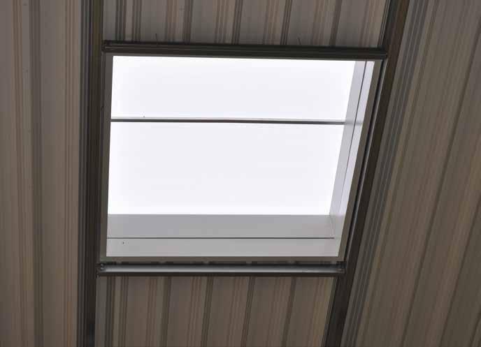 KS1000 HTL Hybrid Thermalight Zastosowanie KS1000 HTL to przejrzysty element dachowy, który umożliwia wpuszczenie światła naturalnego do wnętrza budynków, przy zachowaniu sprawności cieplnej budynku