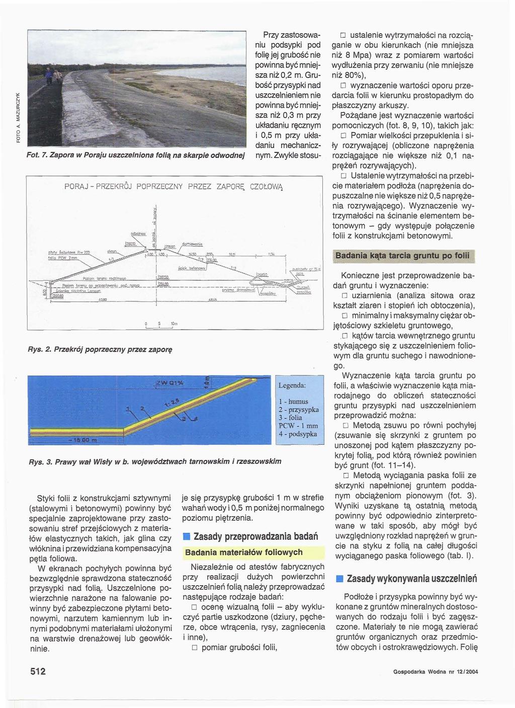 Fot. 7. Zapora w Poraju uszczelniona folią na skarpie odwodnej. PORAJ-PRZEKRÓJ POPRZECZNY ZAPORĘ CZOŁOWĄ Przy zastosowaniu podsypki pod folię jej grubość nie powinna być mniejsza niż 0,2 m.