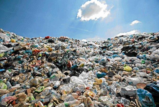 Ograniczenie odpadów podlegających składowaniu 1. Przepisy prawa wspólnotowego i krajowego jednoznacznie wskazują na obowiązek ograniczania ilości odpadów unieszkodliwianych poprzez składowanie. 2.
