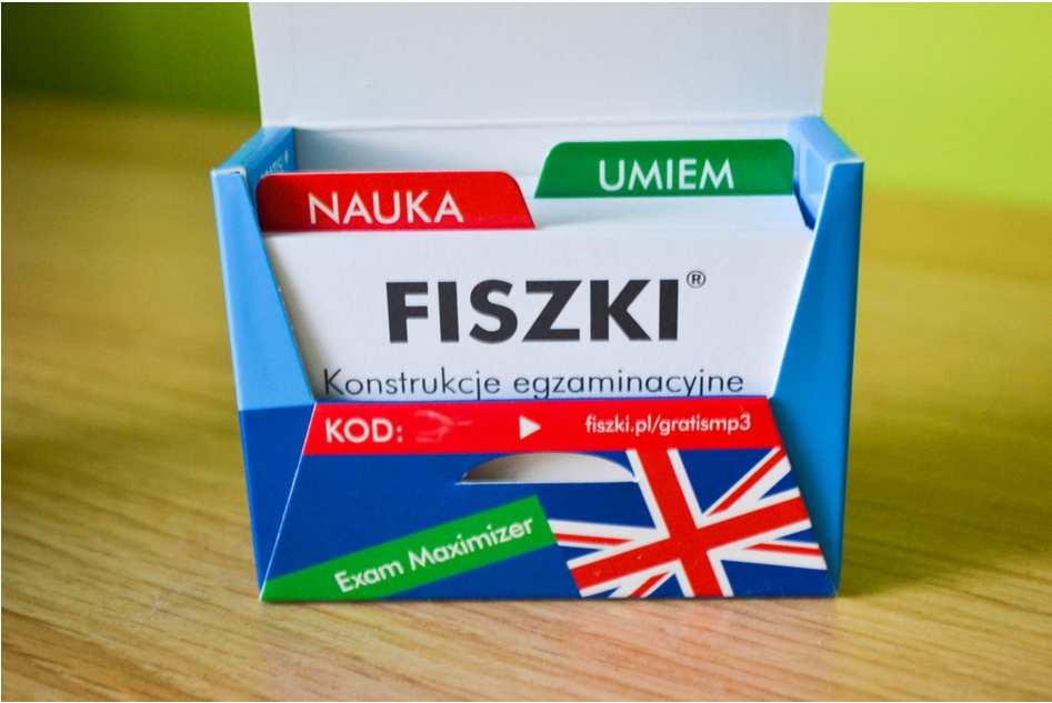 Fiszki do nauki języków to dwustronne karteczki, które na jednej stronie zawierają słówko w języku obcym (np. fish), a na odwrocie jego tłumaczenie (np. ryba).