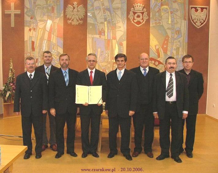 angażuje się w działania promocyjne. W październiku 2006 r.