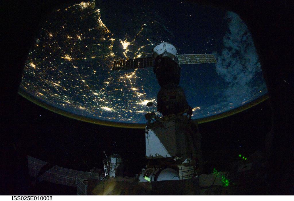 Dygresja... 2 listopada upłynęło 10 lat ciągłej obecności ludzi na Międzynarodowej Stacji Kosmicznej!