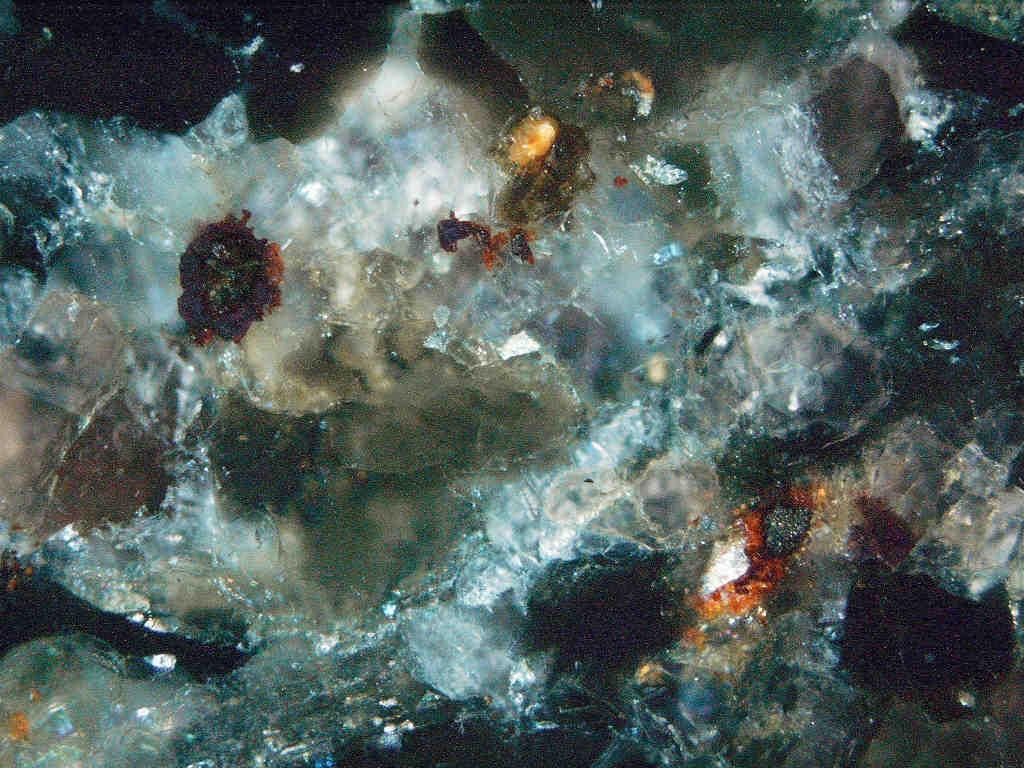 pyr chalkopiryt tyt Ryc. 2f. Mikrofotografia pirytu z chalkopirytem, hematytu, tytanitu (RL, Nx). Zasadowe granulity zbudowane są z dużych blastów (granoblastów) piroksenów (ryc. 2b.