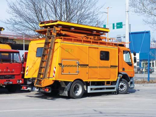 Fot. 19. Pogotowie DAF z widocznymi drzwiami (na poszyciu bocznym pod numerem taborowym), świadectwem modernizacji poprzez zabudowę agregatu spalinowego. Fot. M.