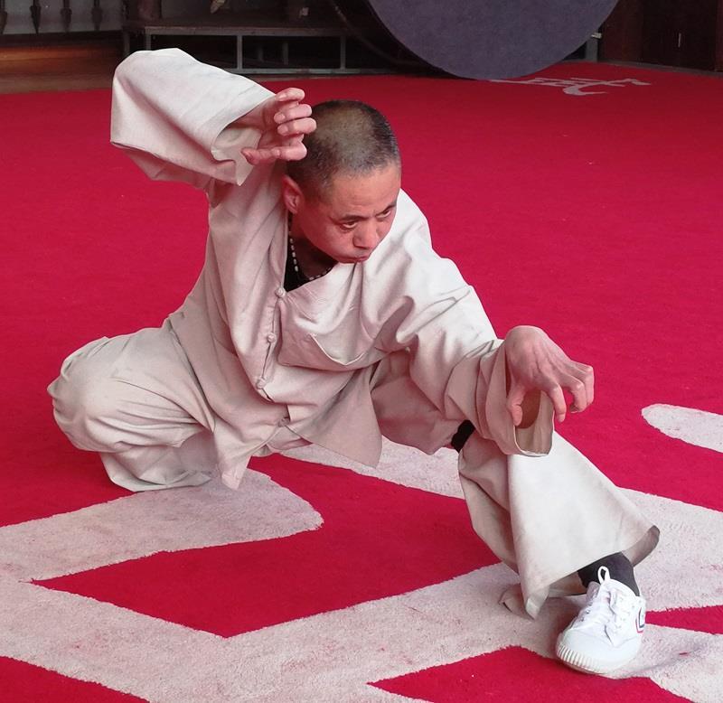 1 SHAOLIN WU XING QUAN Shaolińska Forma Walki Pięciu Zwierząt Fot. 1. Mistrz Shi De Qiang praktykujący shaolińską Formę Pięciu Zwierząt ( fot. Guo Yin He, Chiny, marzec 2017).