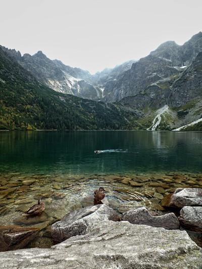 Jego powierzchnia wynosi 4,9 ha, długość 86m, szerokość 568m, a w najgłębszym miejscu osiąga 5,8m.