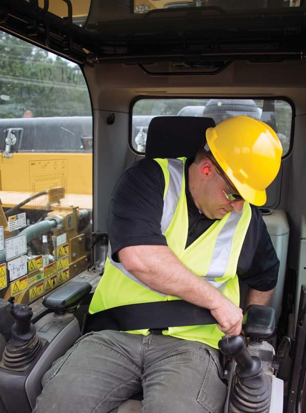 Bezpieczne środowisko pracy Ochrona operatora dzień po dniu Bezpieczna i cicha kabina Kabina z konstrukcją ROPS zapewnia bezpieczne środowisko pracy.