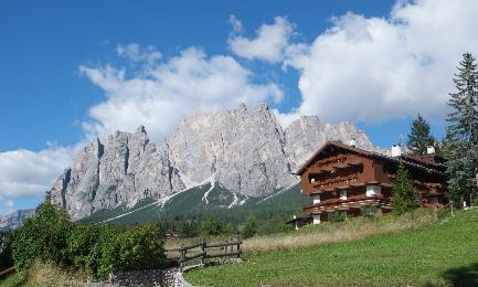 Faloria Forcella del Ciadin (2378) Rifugio Vandelli (1928) Lago di Sorapis Passo Tre Croci (1809). Cortina d`ampezzo Rifugio Faloria Lago di Sorapis Przejście zajmie około 5 godzin.