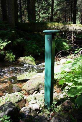 9) Dolinczański Potok Wahania stanów wody w ciągu okresu badań wynosiły do 39 cm (Ryc. 10a). Najniższy zmierzony stan wody wynosił NW = 46 cm, najwyższy WW = 86 cm, natomiast średni SW = 56 cm.
