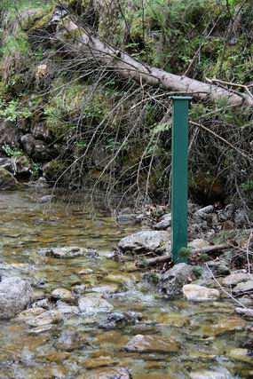 17) Biały Potok Wahania stanów wody w ciągu badań wynosiły 32 cm (Ryc. 18a). Najniższy zmierzony stan wody wynosił NW = 71 cm, najwyższy WW = 102 cm, natomiast średni SW = 0,75 cm.