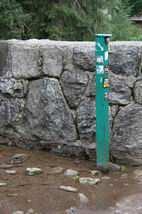 22) Bystra (zbiornik Kuźnice) Wahania stanów wody w ciągu roku wynosiły do 94 cm (Ryc. 23a). Najniższy zmierzony stan wody wynosił NW = 0 cm, najwyższy WW = 94 cm, natomiast średni SW = 39 cm.