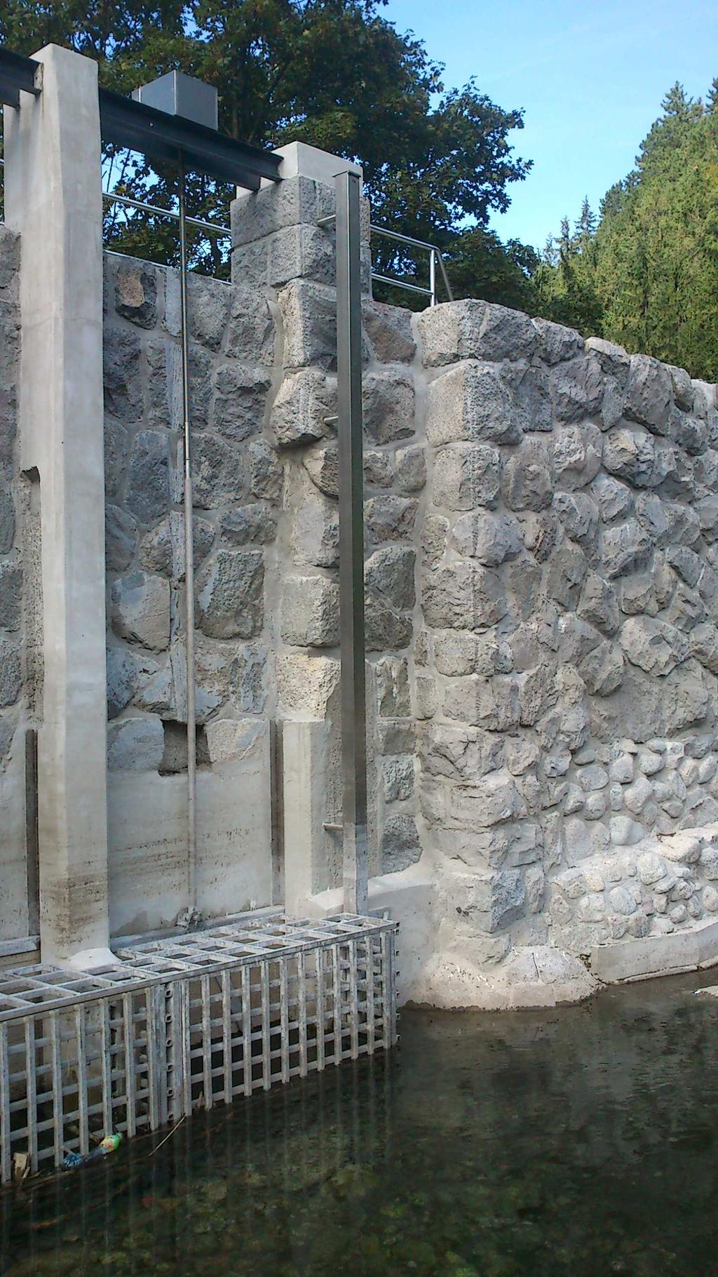 23) Bystra (zbiornik pod Nosalem) Posterunek został uruchomiony w czerwcu 2013 r. i stany wody pokazują napełnienie zbiornika. Wahania stanów wody w ciągu okresu badań wynosiły 368 cm (Ryc. 24a).