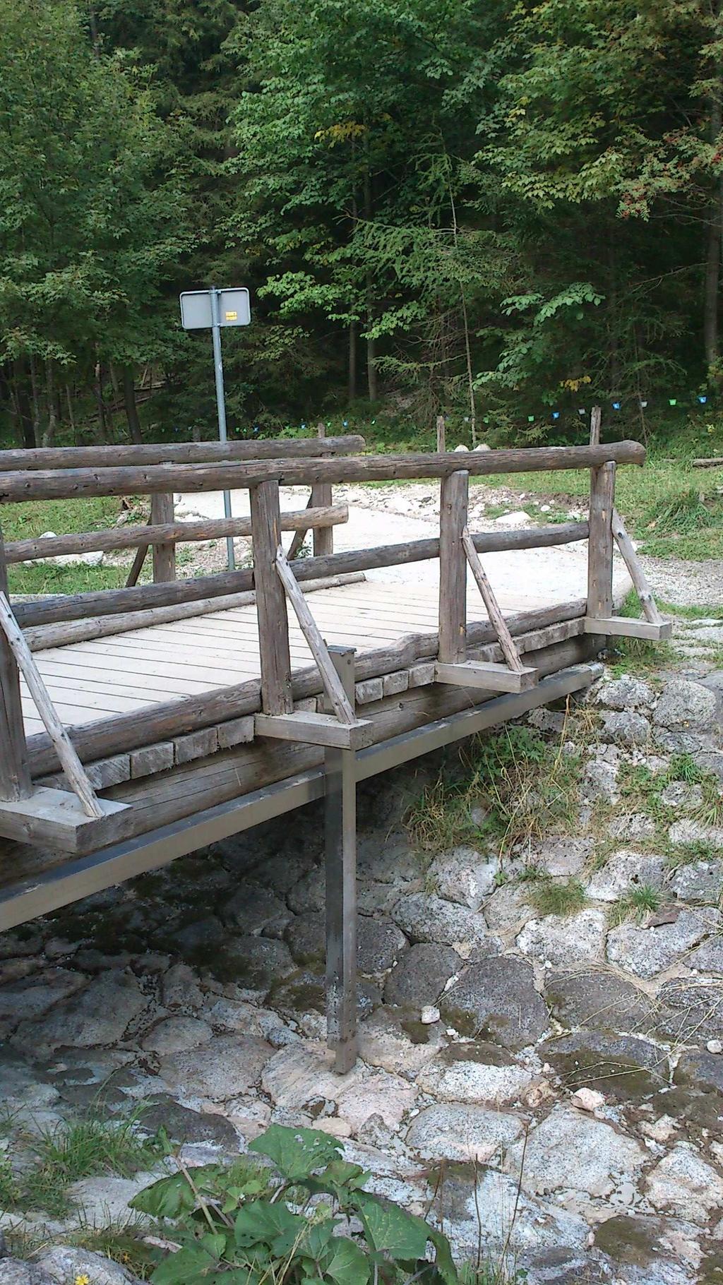 24) Bystra (poniżej zbiornika pod Nosalem) Z przyczyn technicznych automatyczny posterunek nie działa (Fot. 25). W czasie wykonywania pomiarów wahania stanów wody wynosiły 30 cm.