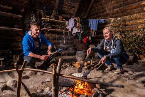 Pracownicy muzeum w Biskupinie oraz goście z Polski i zagranicy (w tym Białorusi, Litwy, Węgier, Niemiec, Belgii, Holandii oraz Peru) przedstawią proces powstawania i zdobienia tkaniny oraz