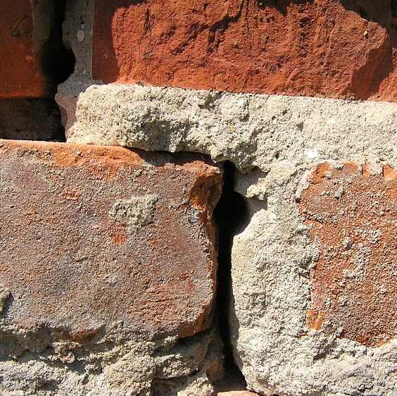 Damages of the building after rectification Na badanym budynku wygenerowano uszkodzenia przy użyciu ciężkiej koparki (ładowarki) przez uderzenie łyżką koparki w