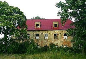 RENESANS WŁOSKI W DWORACH OBRONNYCH... 183 nym dziedzińcem 11. W zachodnim skrzydle mieścił się piętrowy, arkadowy krużganek. Naroża budynków zostały wysunięte w postaci prostokątnych baszt.