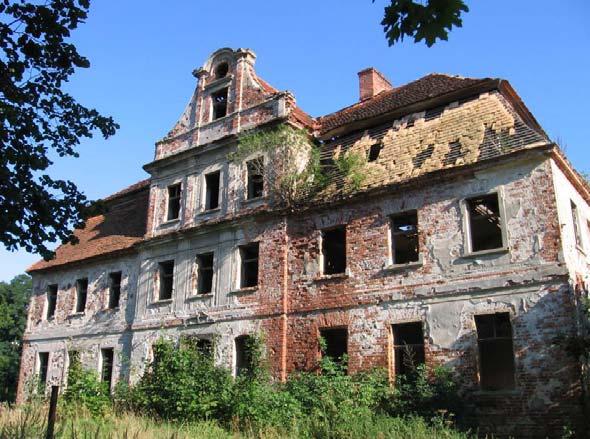 RENESANS WŁOSKI W DWORACH OBRONNYCH... 185 zwieńczone podwójnymi szczytami renesansowymi, ujętymi w faliste spływy, dekorowanymi bogato gzymsami i lizenami. Dwór obronny w Studzieńcu (Ryc.