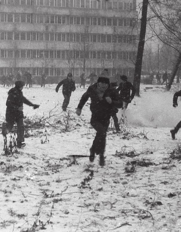 Atak ZOMO na ludzi wspierających strajkujących górników, 16 grudnia 1981 r. PM 63 Rak z ostrą amunicją.