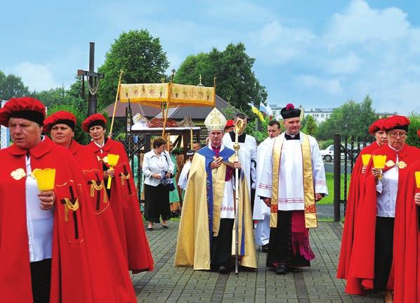 Procesja Zaśnięcia Matki Bożej z kościoła Ukrzyżowania i Grobu Pana Jezusa na szczycie Kalwarii do kościoła NMP Kalwaryjskiej przewodniczy ks.