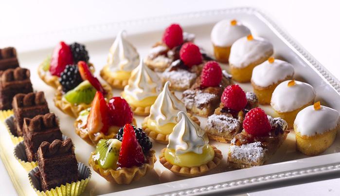 CIASTKA / CAKES Tartoletki z kremem waniliowym i owocami Pastry with vanilla cream and fruits Mini babeczki z kajmakiem i orzechami Pastry with kajmak and peanuts Mini szarlotka z kruszonką i