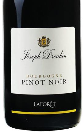 Idealne do łagodnych serów, carpaccio, pieczonych mięs oraz delikatnych potraw z czerwonego mięsa w sosach. Wine tender, juicy and soft with a strong smell of ripe red fruits, vanilla and plum.