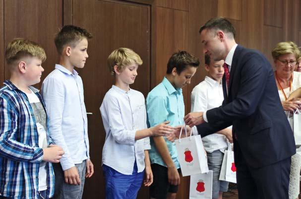 niemieckiego dla gimnazjalistów. 21 czerwca w Urzędzie Dzielnicy Wilanów odbyło się uroczyste zakończenie roku szkolnego 2016/2017.