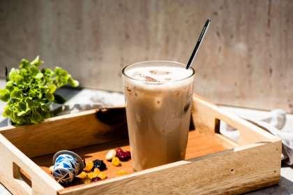 Intenso Coctail Kremowy koktajl kawowy, w którym intensywną kawę równoważy smak słodkich lodów bakaliowych.