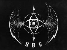 BBC regularnie nadaje 3 programy radiowe. W 1937 r. rozpoczyna działalność telewizyjną. W 1926 r.