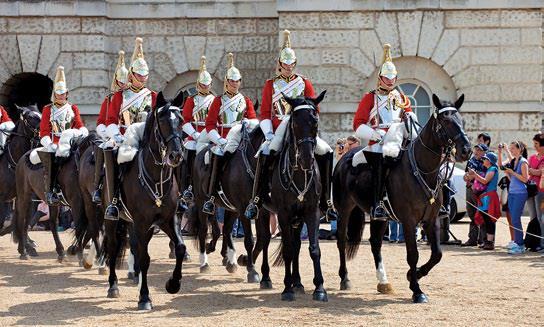 Horse Guards Kolejny obowiązkowy punkt zwiedzania to koszary Straży Konnej (Horse Guards), należące do jednostki pełniącej obowiązki królewskiej straży pałacowej.