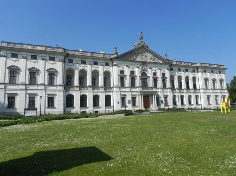 7 Pałac Arcybiskupi we Lwowie funkcję izolacji poziomej pełni system Mur-tronic, a od strony elewacji frontowej również izolacji