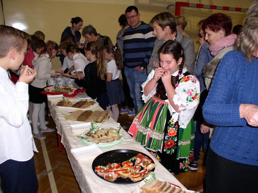 wspólna degustacja chleba na