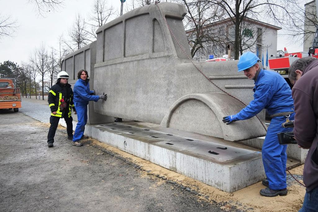 97 4. Horst Hoheisel & Andreas Knitz, Pomnik szarych autobusów, 2013, montaż w Kassel. Fot.