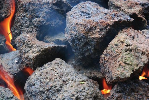 Produkt odpadowy w postaci rozpuszczonej skały (żużel) spływał w dół pieca i gromadził się w kotlince.