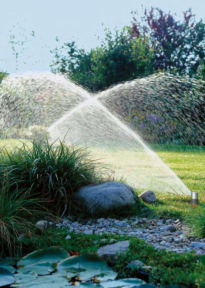 WODA GARDENA Sprinklersystem Wygoda, niezawodność i łatwość instalacji. Dzięki podziemnej instalacji GARDENA Sprinklersystem każdy obszar ogrodu nawadniać można za pomocą zraszaczy wynurzalnych.