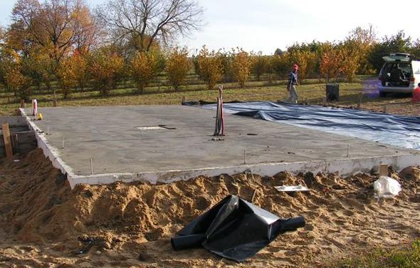 Płyty fundamentowe mają większą powierzchnię, przez co lepiej przenoszą obciążenia budynku na grunt, co jest nie do przecenienia w przypadku słabych i podatnych na osiadanie podłoży lub na terenach o