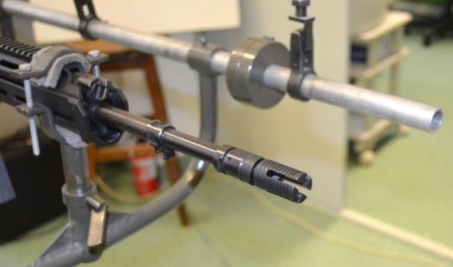 4. Karabinek systemu MSBS-5,56 z UW-3 na stanowisku badawczym Photo 4.4. Carbine of MSBS-5.