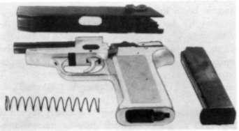 Polskie powojenne pistolety wojskowe Rys. 6.12. 9 mm pistolet wz. P-70. Szkielet ze stopu aluminium W porównaniu z pistoletem wz.