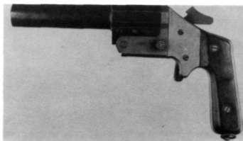 Pistolety sygnałowe 2. Pistolet sygnałowy zastępczy wz. 1919. Jest oryginalną konstrukcją warsztatów stanowiącą rodzaj wyrzutni ręcznej, umożliwiającą odpalanie 26 mm naboi sygnałowych. 3.