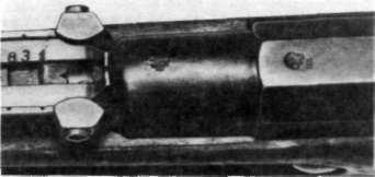 146 Karabiny i karabinki Część tych zmian była spowodowała koniecznością dostosowania elementów broni do odmiennego kształtu łuski naboju Mausera, który nie posiadał wystającej kryzy jak nabój