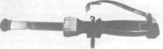 Rys. 15.8. Karabinek AK z noktowizorem wyposażony w szczelinowy tfumik płomieni i lekki składany dwójnóg Opisane rozwiązanie jest przedmiotem patentu polskiego nr 109434. W 1966 r.