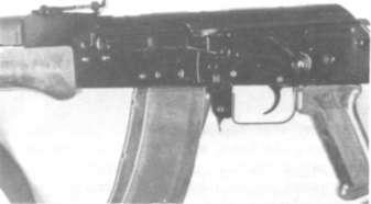 Rysunek dwójnogu do karabinka wzór 1988 W razie potrzeby do broni można dołączyć lekki składany dwójnóg (o rozstawie nóg 292 mm),