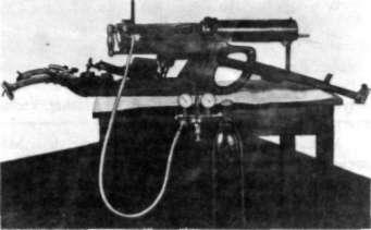 Broń pneumatyczna w Polsce w latach 1918-1939 :?5 Rys. 21.12. Wkładka pneumatyczna do strzelania śrutem zainstalowana na ciężkim karabinie maszynowym Maxima wz.