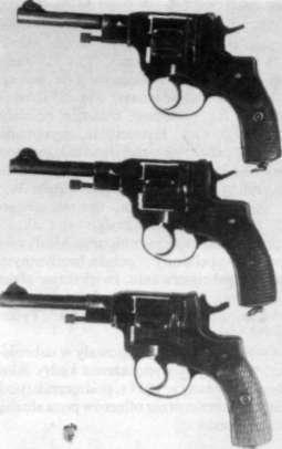 Pistolety i rewolwery Rys. 5.9. Rewolwery Nagania używane w Polsce; od góry: rosyjski wz. 1895 produkowany w Tulę w latach 1912-1918, polski wz.
