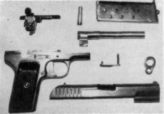 Polskie powojenne pistolety wojskowe Rys.6.2. Podstawowe części i zespoły 5,6 mm treningowej wersji pistoletu pw wz. 35 czworokątnym była położona wyżej niż w pistolecie bojowym.