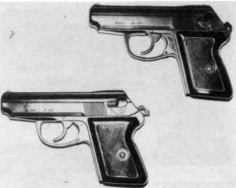 9 mm pistolet wz. P-64 99 Rys. 6.11. Pistolet wz. P-64 U góry pierwsza wersja pro dukcyjna.