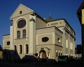 ) Dawna synagoga (XVII w., wielokrotnie przebud.). 51 50'43"N 16 34'27"E na mapie:b Barokowy kościół parafialny św.