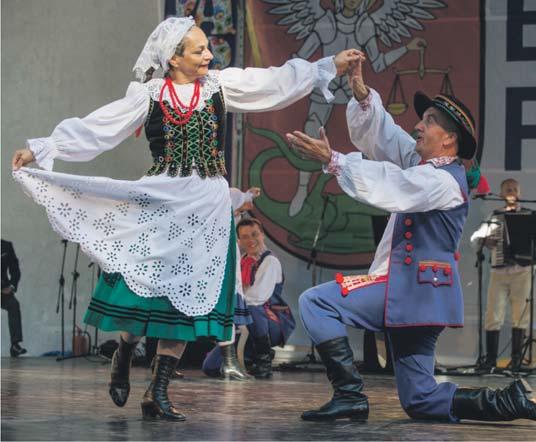 Na deskach amfiteatru prezentowały się rodzime zespoły folklorystyczne oraz grupy z Macedonii, Hiszpanii i Meksyku Goście z południa W tym roku zaprezentowali się śpiewacy i tancerze: Mirce Acev z